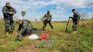 Agentes realizando destruição de pistas de pouso utilizadas pelo narcotráfico. (Foto: Divulgação/Senad)