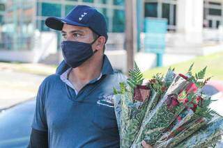 Nos &ldquo;drive thrus&rdquo; de flores, vendedores trocam dia com m&atilde;es por renda extra