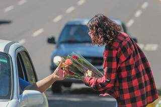 Nos “drive thrus” de flores, vendedores trocam dia com mães por renda extra Nos “drive thrus” de flores, vendedores trocam dia com mães por renda extra