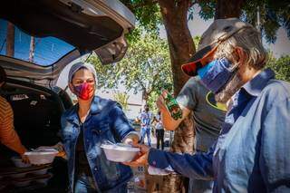 Roberta distribuindo marmitas a pessoas em situação de vulnerabilidade (Foto: Henrique Kawaminami)