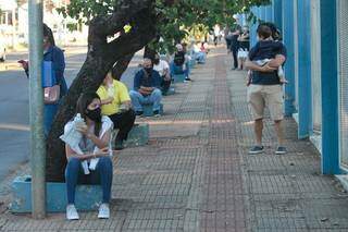 Candidatos na saída da Uniderp, em Campo Grande, após prova (Foto: Marcos Maluf)