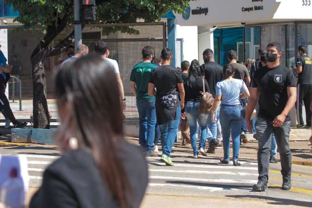 Ansiosos, candidatos chegam 1 hora mais cedo em local de prova 