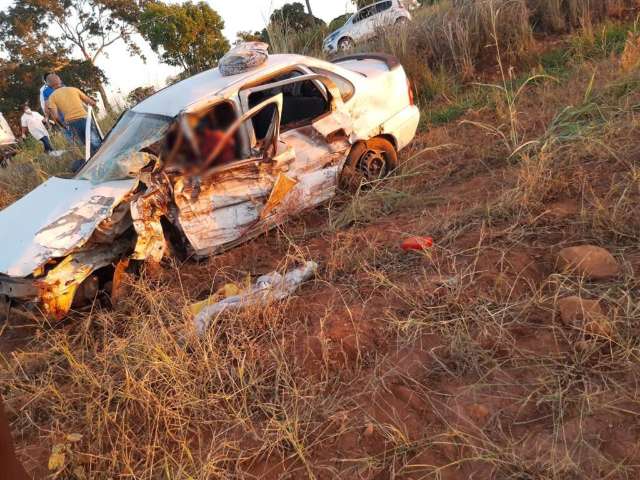 Motorista morre e 4 ficam feridos em acidente entre carro e caminhonete 