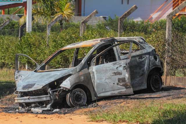 Carro encontrado em rua destru&iacute;do por fogo intriga moradores