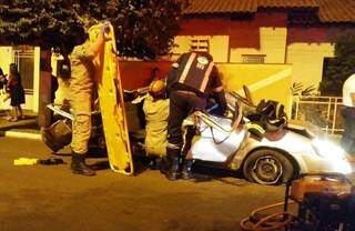 Motorista capota e abandona adolescente preso às ferragens Motorista capota e abandona adolescente preso às ferragens
