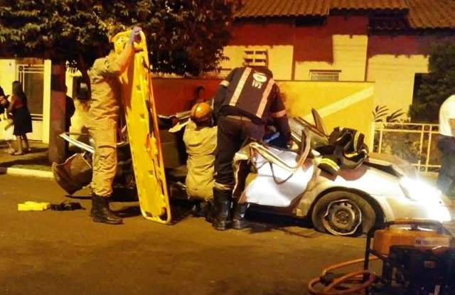 Motorista capota e abandona adolescente preso &agrave;s ferragens 