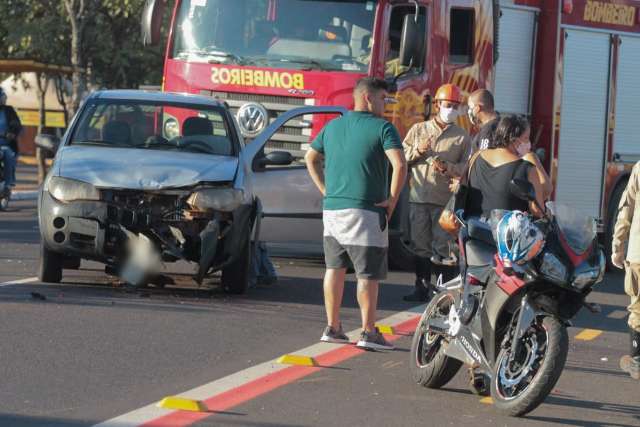 Motorista sai ileso de acidente, mas &eacute; socorrido ap&oacute;s levar &quot;capacetada&quot;