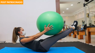 Fisioterapeuta e proprietária do PhysioSport Studio, Mariana explica na prática os benefícios do pilates. (Foto: Paulo Francis)