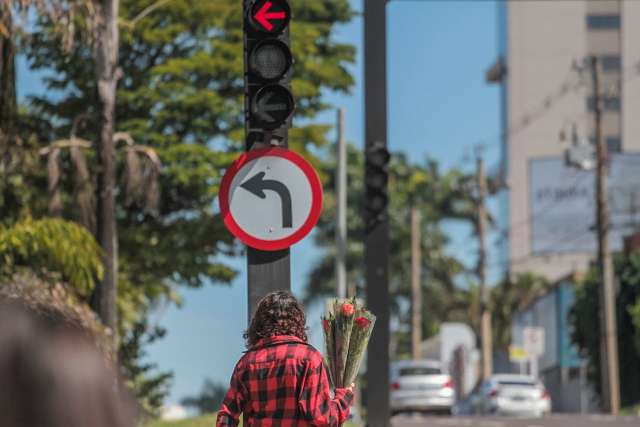 Nos &ldquo;drive thrus&rdquo; de flores, vendedores trocam dia com m&atilde;es por renda extra