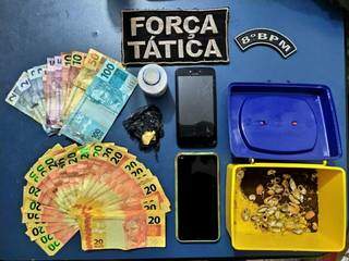 Um dos jovens comprou o dinheiro pela internet e vendeu para o amigo que usava para comprar drogas. (Foto: Divulgação PM)