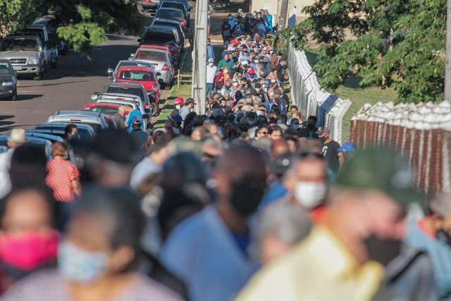 Casos de covid t&ecirc;m leve crescimento, mas mortes seguem em queda lenta