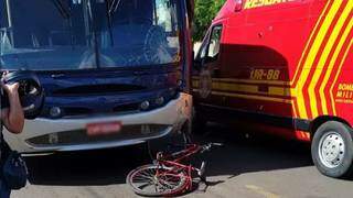 Com a batida, bicicleta de Sivaldo chegou a ficar presa no ônibus. (Foto: Jornal da Nova)