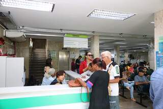 Trabalhadores sendo atendidos na sede da Funtrab, em Campo Grande antes da pandemia. (Foto: Marcos Maluf)