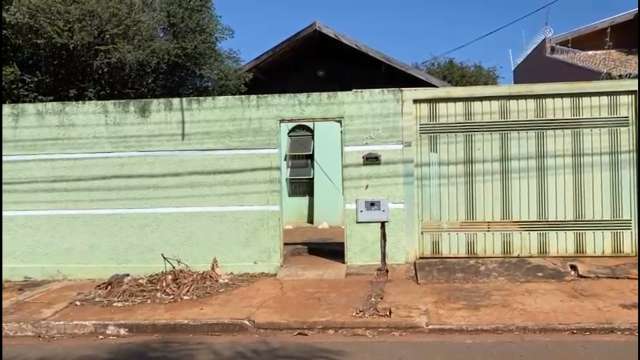 Usu&aacute;rios de drogas levam at&eacute; port&atilde;o de casa e local vira terror do bairro