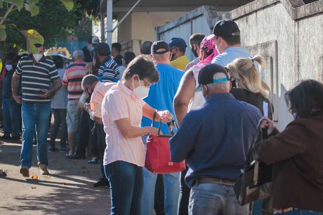 Mesmo fora do calend&aacute;rio, popula&ccedil;&atilde;o tenta a sorte para 2&ordf; dose da Coronavac