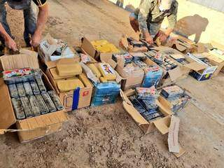 Agentes da Senad abrem caixas com tabletes de cocaína apreendidos no Chaco (Foto: Divulgação)