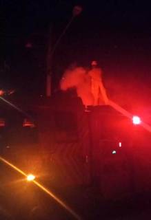 Militar tentando apagar o fogo com um extintor. (Foto: Direto das Ruas) 
