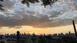 Em trecho da Orla Morena, próximo a Rua Antônio Maria Coelho, é muito mais bonito assistir o amanhecer. (Foto: Thailla Torres)