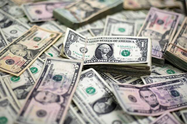 D&oacute;lar fecha a R$ 5,23 em dia vol&aacute;til na expectativa por agenda da semana