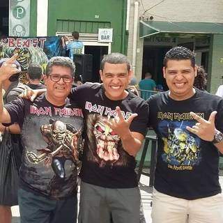 Pai e filhos com a camiseta da banda preferida de Auro, Iron Maiden; Bruno Nascimento é o da direita (Foto: Arquivo de família)