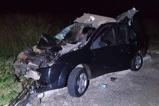 Carro ficou com a frente destruída depois de colidir em boi (Foto: Divulgação/PCMS)