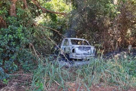 Carro usado em assalto é encontrado em chamas no lado brasileiro da fronteira