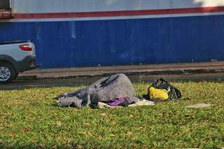 Homem dorme em canteiro da Capital. Edital é para incentivar ações de apoio para pessoas com vulnerabilidade (Foto: Arquivo)