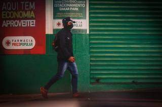 Em dia de frio, jovem caminha de máscara pelas ruas de Campo Grande (Foto: Henrique Kawaminami/Arquivo)