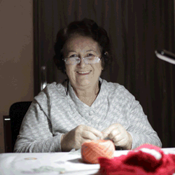 Após vida dedicada à costura, Maria "se salvou" no amigurumi