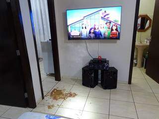 Vômito no chão da sala, onde a televisão estava ligada com programação infantil. (Foto: Divulgação/PC)