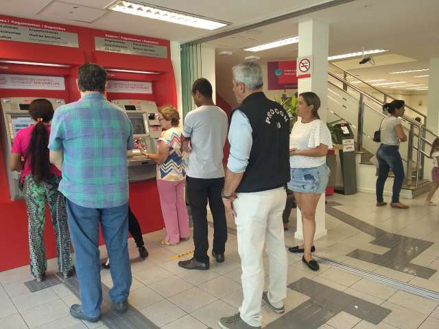 Clientes denunciam fila de 1h por senha de atendimento  e Procon autua bancos