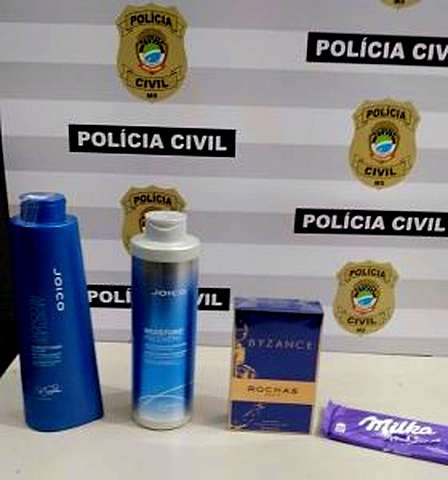 Homem &eacute; preso ap&oacute;s tentar subornar servidora com R$ 1 mil em presentes 