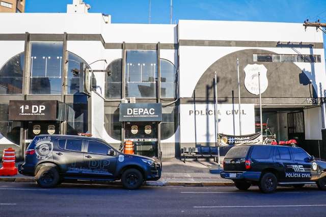 Professora aposentada &eacute; presa por furtar queijos e frutas de mercado