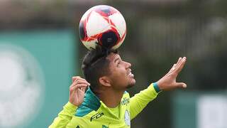 Roni, atacante do Palmeiras, brinca com a bola em treino (Foto: Divulgação)