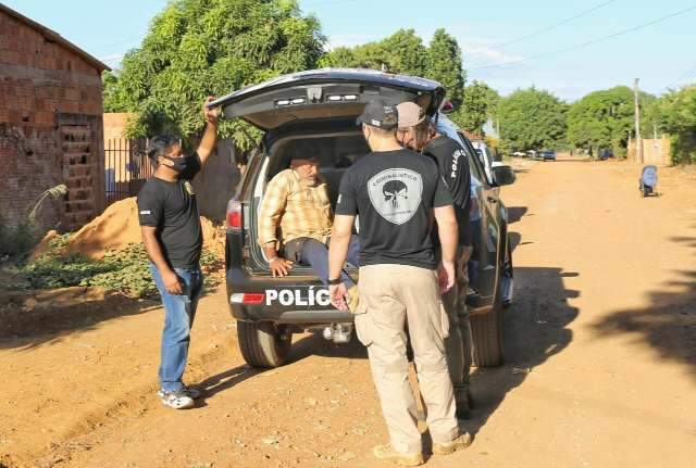 Homem &eacute; preso depois de tentar enterrar cachorra viva no quintal de casa 