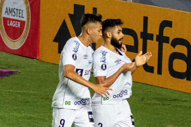 Diniz &eacute; expulso na estreia, mas Santos vence o Boca e respira na Libertadores