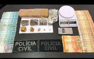 Dinheiro, drogas e balança apreendidas na operação. (Foto: Polícia Civil)
