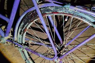 Bicicleta da vítima estava com manchas de sangue (Foto: Divulgação/PCMS)