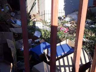 Quintal da casa na rua Eugênio Daneri está tomada por lixo há cerca de um mês. (Foto: Direto das Ruas)