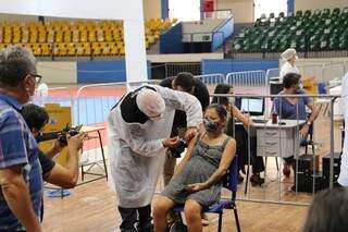 Gestnte é vacinada contra a covid no ginásio Guanandizão (Foto: Paulo Francis)