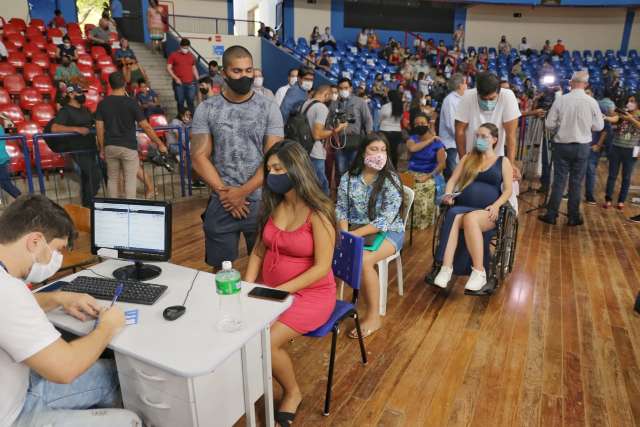 Capital retoma vacinação contra covid em gestantes nesta tarde