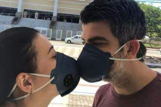 Foto de beijo de máscara é brincadeira entre o casal que viveu mistério: ela pegou covid, mas ele não, mesmo dormindo lado a lado. (Foto: Arquivo Pessoal)