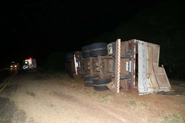 Caminh&atilde;o tomba e espalha soja pela rodovia na entrada de Campo Grande