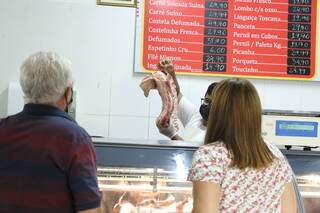Consumidores observam peça de carne em açougue da Capital (Foto: Kísie Ainoã)
