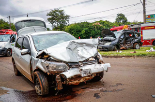 Carros destruídos após acidente que matou 2 em fevereiro. (Foto: Henrique Kawaminami | Arquivo)