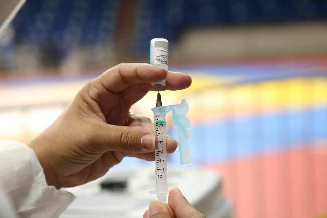 Quinta-feira segue com vacina&ccedil;&atilde;o de quem tem comorbidades ou vai tomar 2&ordf; dose