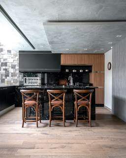 Gourmet ganhou cozinha moderna e sofisticada em tons de preto. (Foto: Janaina Lott)