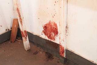 Sangue pelas paredes no interior de uma dos imóveis da Cidade de Natal.