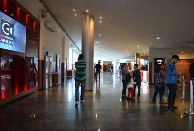 Munic&iacute;pio de MS retoma toque de recolher &agrave;s 21h e reabre cinema 