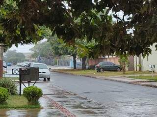 Chuva desta quarta-feira em Dourados apenas molhou o asfalto (Foto: Helio de Freitas)